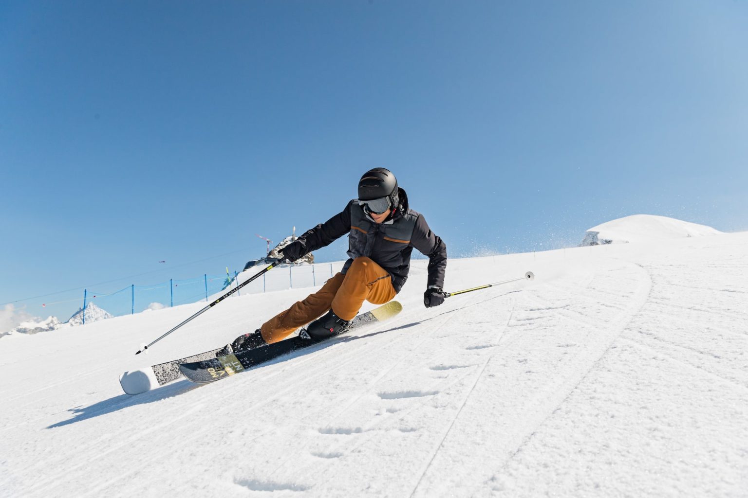 skieur en descente sur une piste de ski